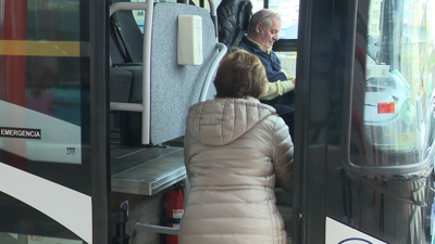 Unha traballadora do CHUS que vive na Estrada estreando o novo servizo de buses