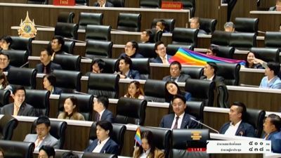 Deputados amosan a bandeira LGTBI desde os seus escanos no parlamento tailandés