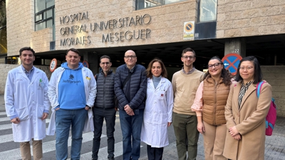O equipo do Instituto Murciano de Investigación Biosanitaria co paciente. EFE/IMIB