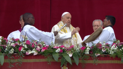 O papa na tradicional bendición urbi et orbi do Domingo de Resurrección (Reuters)