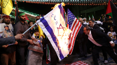 Manifestantes en Teherán queiman bandeiras de Israel e os Estados Unidos (Reuters/Majid Asgaripour/WANA)