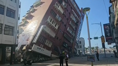 Edificio colapsado en Hualien, Taiwán, logo do terremoto de 7,2 graos rexistrado na illa este mércores (Reuters)