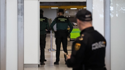Dispositivo policial no aeroporto de Baraxas (Europa Press/Alejandro Martínez Vélez)