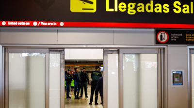Gardas civis na terminal de chegadas do aeroporto madrileño (Reuters/Susana Vera)