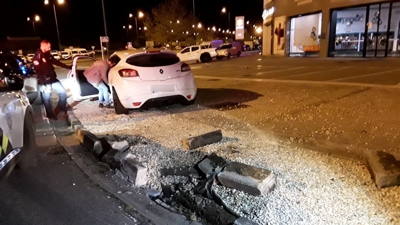 Saída de vía no polígono das Gándaras, onde o condutor foi denuciado por superar os límites de alcoholemia (Imaxe: Policía Local)