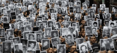 Manifestantes reclamando xustiza para as vítimas no 25 aniversario do masacre (Europa Press)