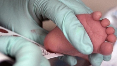 Imaxe da elaboración da proba do talón a un bebé (Europa Press)