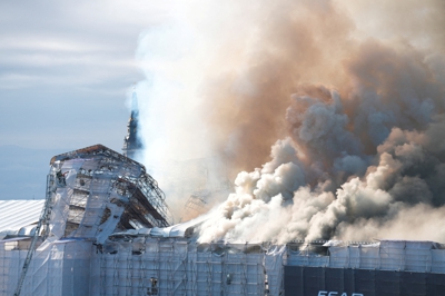O incendio fixo caer a agulla do emblemático edificio da antiga Bolsa de Copenhague (Ritzau Scanpix e Emil Helmsvia/REUTERS)