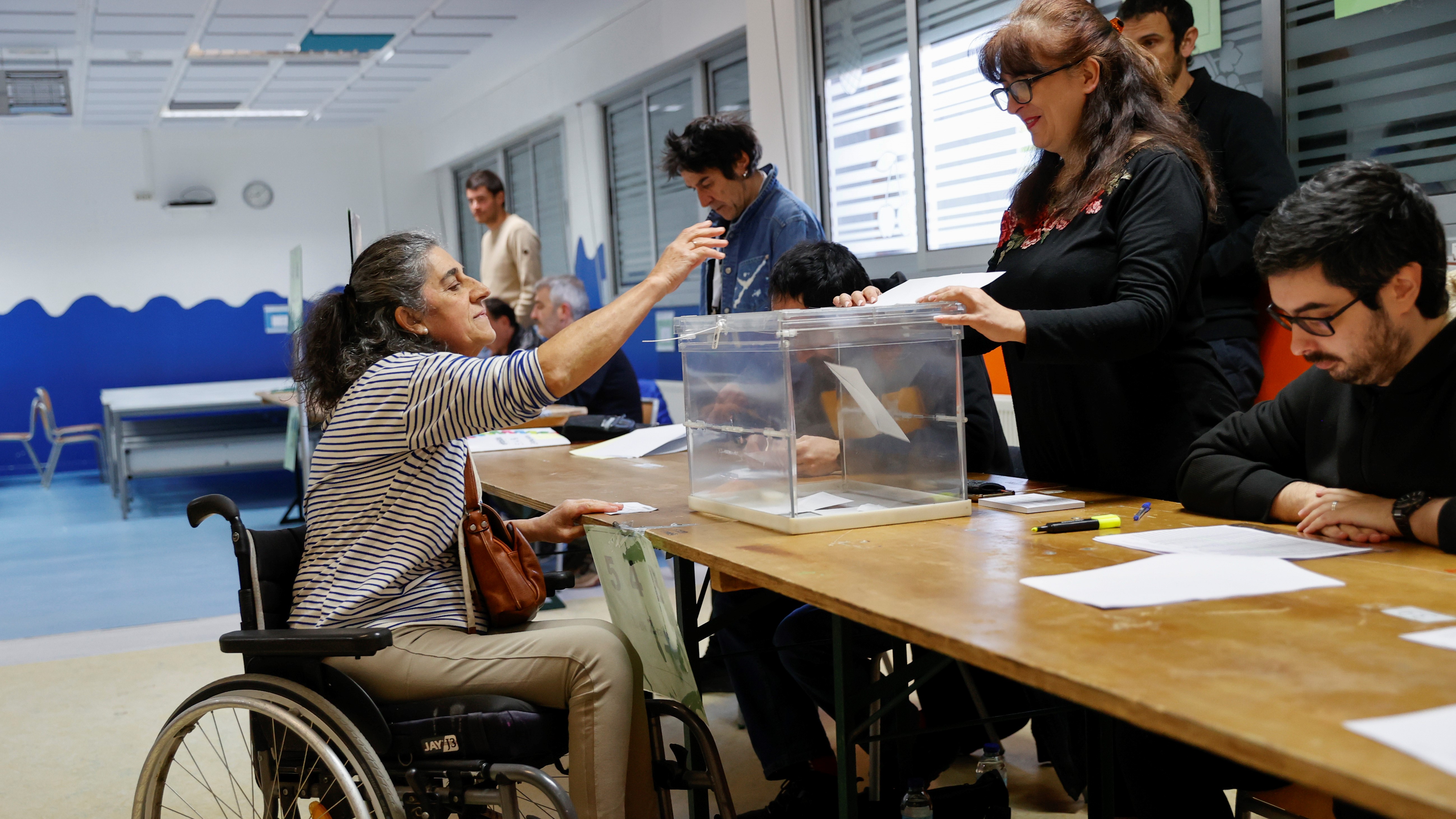 Unha muller vota en Durango, Biscaia. EFE/Luis Tejido