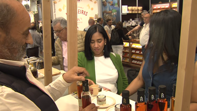 Visitantes do Salón Gourmets probando os produtos de Vinagres do Ribeiro