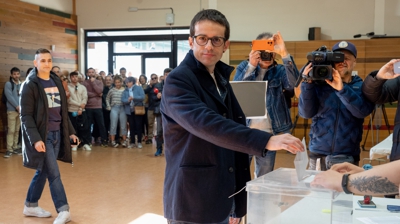 Pello Otxandiano, candidato de EH Bildu, votando en Otxandio (Europa Press/Iñaki Berasaluce)