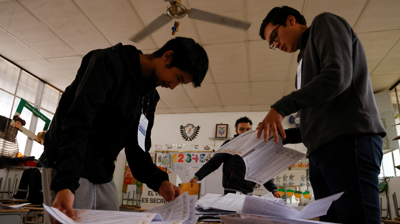 Clasifican as papeletas antes de iniciar o reconto no referendo de Ecuador (REUTERS/Karen Toro)