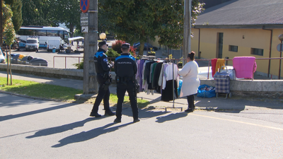 A Policía Local vixiou desde primeira hora o mercado para evitar incidentes e sancionou vendedores ilegais