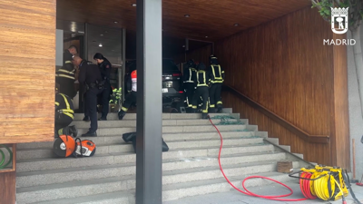 Os bombeiros de Madrid lograron desatascar axiña o vehículo e baixalo do portal