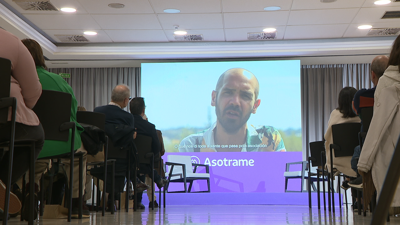 A reunión intercalou testemuños con vídeos de Asotrame