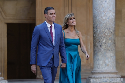 O presidente do Goberno, Pedro Sánchez, coa súa dona, Begoña Gómez, nunha imaxe de arquivo en outubro de 2023 (Álex Cámara / Europa Press).