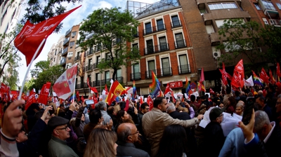 Simpatizantes na contorna da sede socialista de Ferraz. EFE/Rodrigo Jiménez