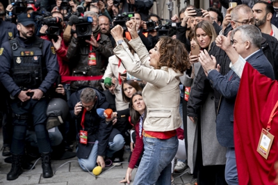 A vicepresidenta primeira e ministra de Facenda, María Jesús Montero (c), durante unha concentración na rúa de Ferraz en Madrid en apoio ao presidente do Goberno este sábado, en paralelo á xuntanza do Comité Federal do PSOE (A. Pérez Meca / Europa Press)
