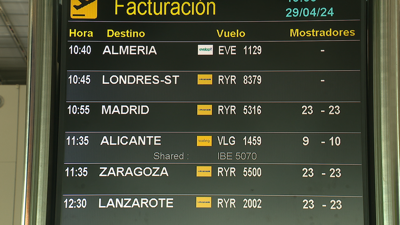A oferta de voos directos a Madrid a primeira hora redúcese dende Santiago