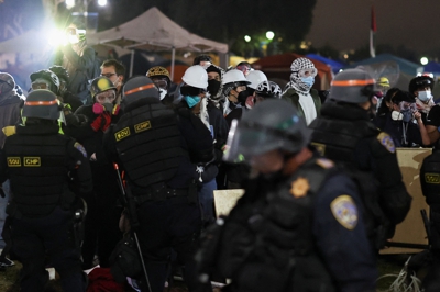 Policía e manifestantes durante as protestas deste xoves dos grupos propalestinos na Universidade de California (Reuters)