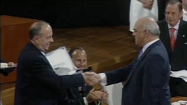 Momento no que recolle a Medalla de Ouro de Galicia no 1997