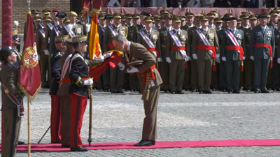O rei xura bandeira na Academia Militar de Zaragoza