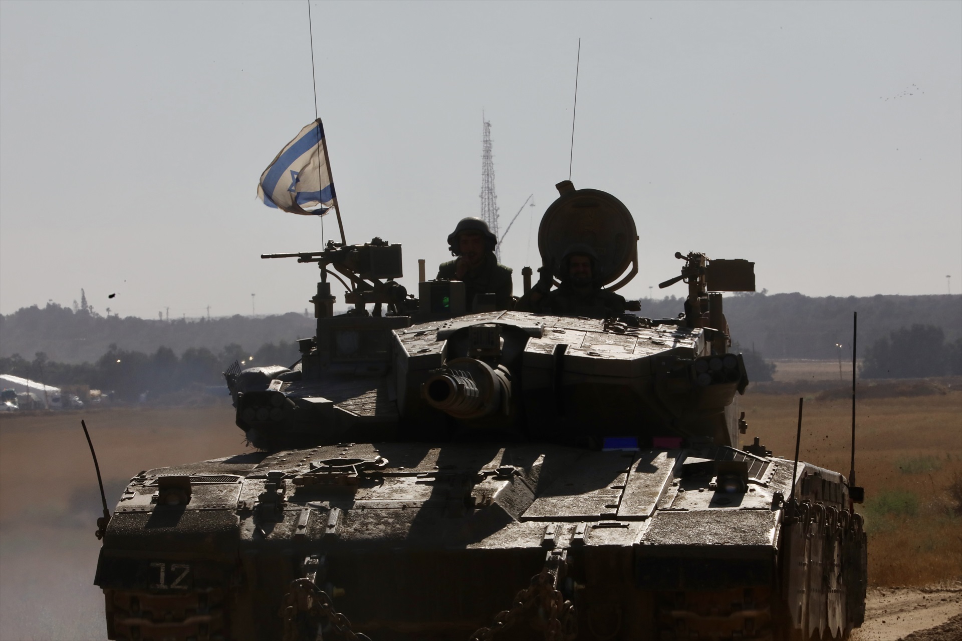 Un tanque do exército israelí preto do paso fronteirizo de Shalom Kerem, ao sur de Gaza (Europa Press / Jamal Awad).