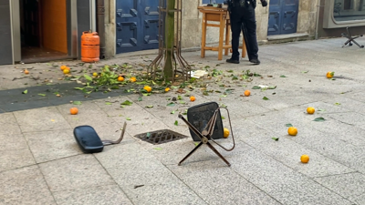 Obxectos arroxados na rúa (imaxe cedida por Televisión Ferrol)