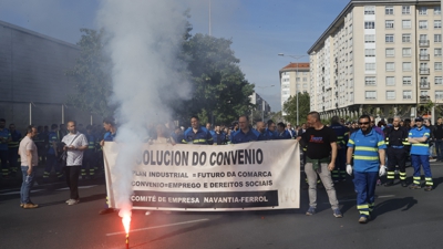 Traballadores de Navantia maniféstanse por Ferrol para reclamar avances nas negociacións sobre o seu convenio  (EFE/Kiko Delgado)