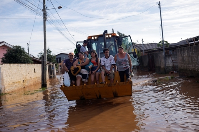 Brasileiros nun tractor tras a inundación dos seus fogares. Reuters / Amanda Perobelli