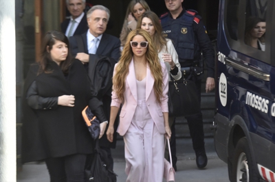 Shakira abandona a Audiencia de Barcelona na compaña dos seus avogados en novembro de 2023 (David Zorrakino / Europa Press).