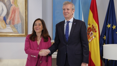 O presidente da Xunta, Alfonso Rueda, e a alcaldesa da Coruña, Inés Rey, ao comezo da reunión en que abordaron o futuro da fachada marítima da cidade (EFE/Lavandeira jr)