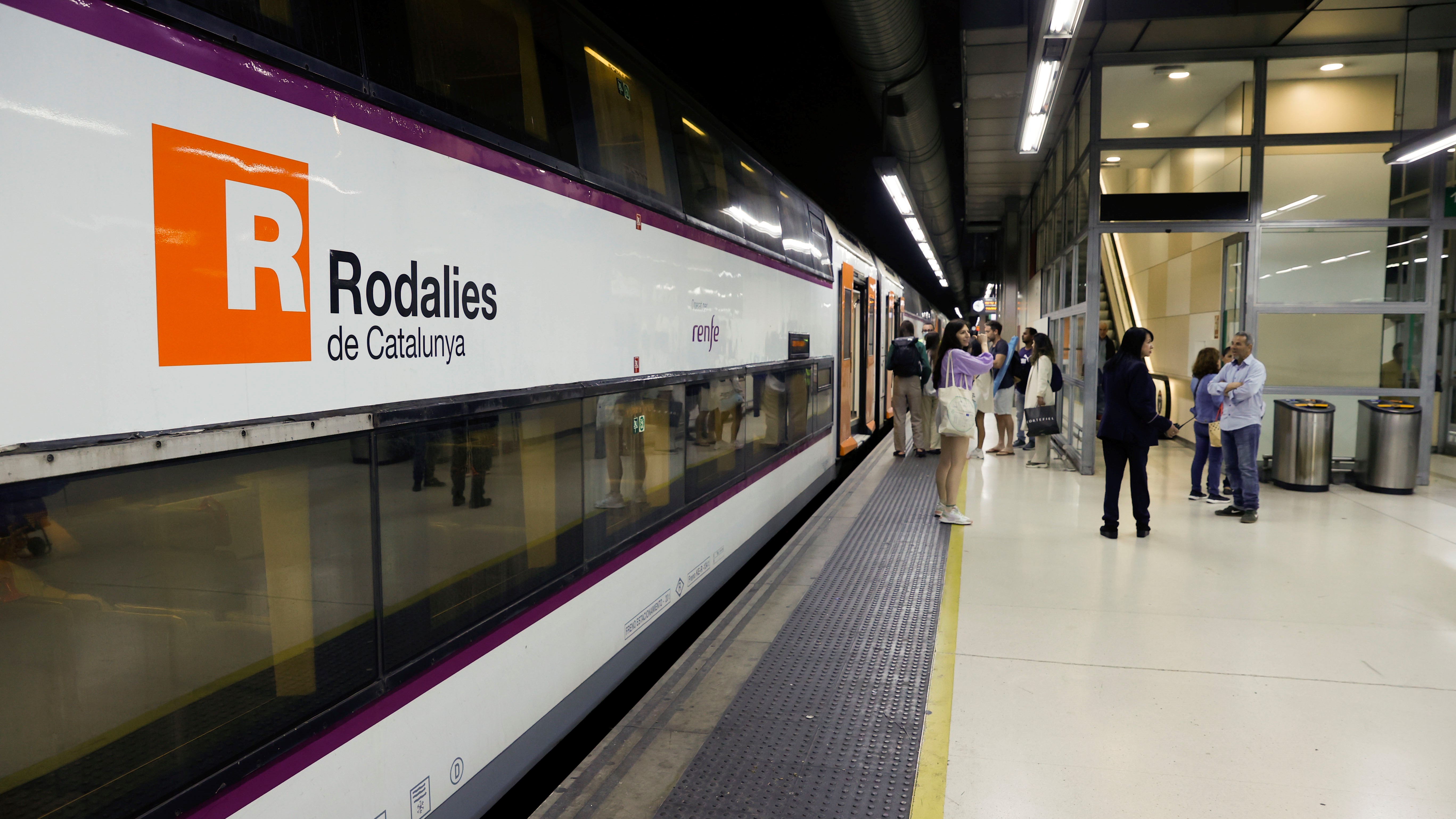 Un dos trens afectados na estación de Sans (Barcelona). EFE/Toni Albir