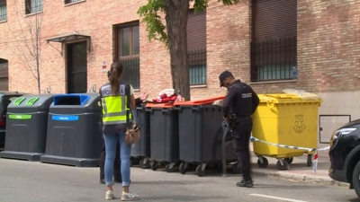 Axentes da Policía Nacional no lugar onde apareceu o cadáver do bebé en Madrid