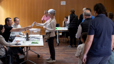 Unha muller deposita o seu voto nun colexio electoral de Barcelona. EFE/Marta Pérez