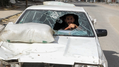 Un home foxe de Rafah. REUTERS/Hatem Khaled