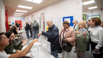 Xente votando nun colexio electoral de Barcelona. EFE/Marta Pérez
