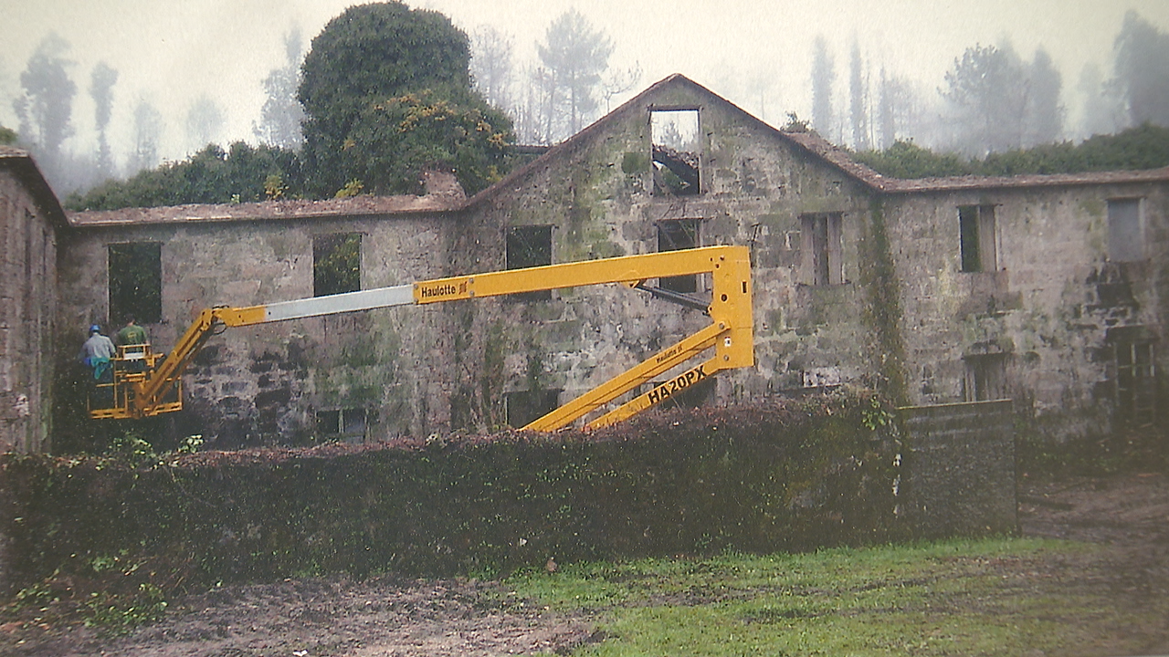 Antes da rehabilitación, o edificio levaba décadas totalmente oculto pola vexetación