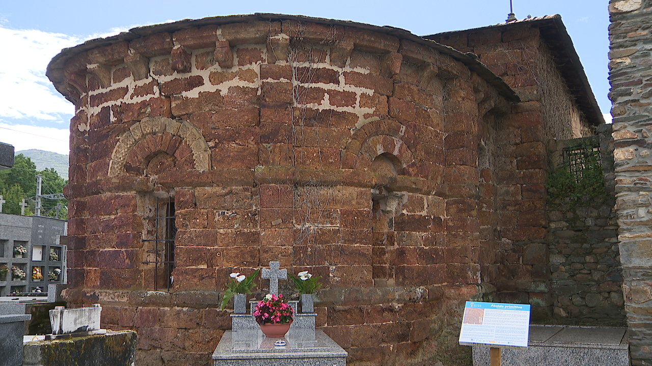 Ábsida do templo románico de San Clodio de Ribas de Sil, feita con pedra cabaleira