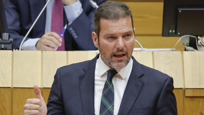 O conselleiro de Cultura, Lingua e Xuventude, José López Campos, este martes no Parlamento de Galicia (EFE / Lavandeira Jr).