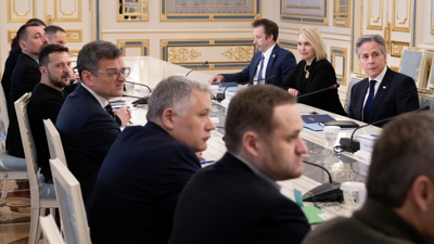 O presidente Ucraíno, Volodímir Zelenski, recibe o secretario de estado dos EUA, Antony Blinken, durante a visita sorpresa realizada a Kíiv (Reuters/Brendan Smialowski)