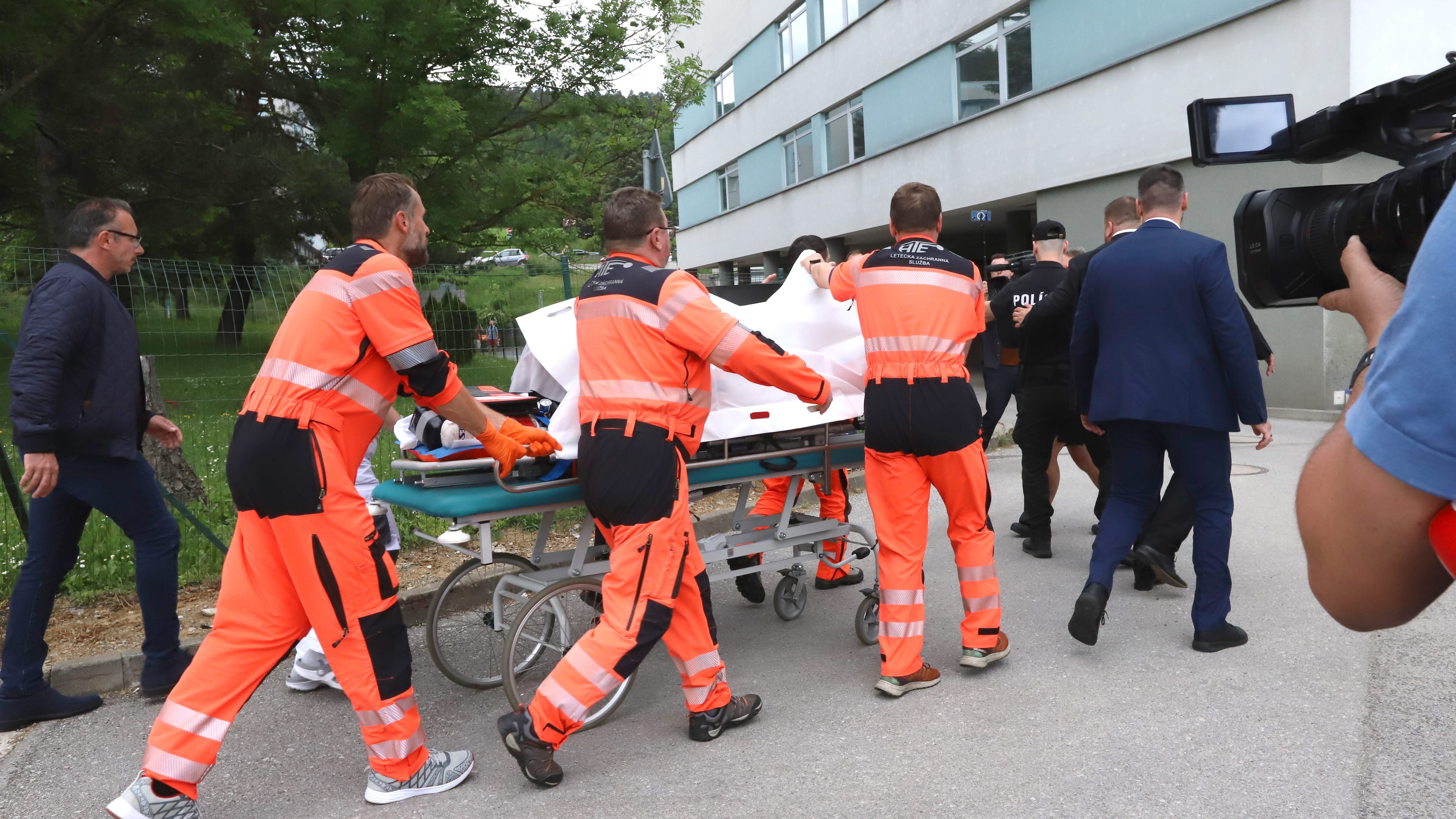O primeiro ministro eslovaco é trasladado ao hospital pouco despois do ataque (Jn Kroolk/TASR/dpa