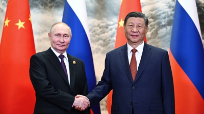 Vladimir Putin e Xi Jinping durante o seu encontro en Beijing (Vía Reuters)