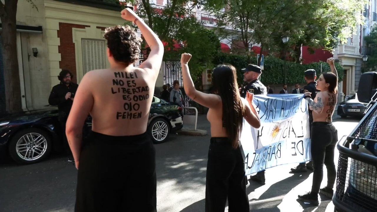 Activistas de Femen protestan contra a presenza de Milei en Madrid