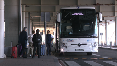 Autocar chega con viaxeiros ao aeroporto da Lavacolla en Compostela