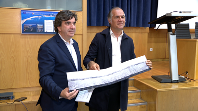 O presidente da Autoridade Portuaria e o historiador Suso Martínez presentaron a convocatoria