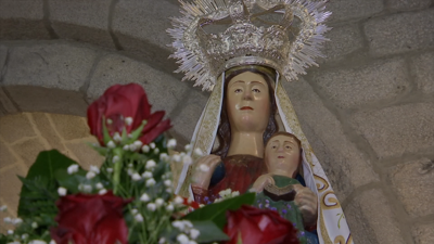 A imaxe da Virxe da Franqueira está tallada en granito con traza románica