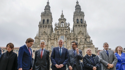 O presidente da Xunta, Alfonso Rueda, na praza do Obradoiro cos embaixadores da UE co gallo da presidencia belga da UE (EFE/ Lavandeira Jr)