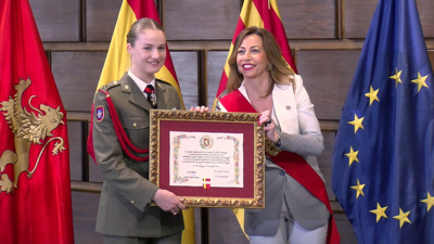 A alcaldesa, Natalia Zueca, entrega a Leonor o título de Filla Adoptiva de Zaragoza