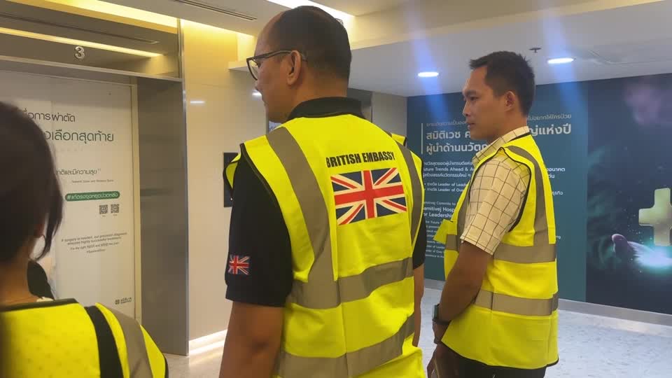 Persoal da embaixada británica visita os feridos do accidente aéreo de Singapore Airlines nun hospital de Bangkok (Reuters).